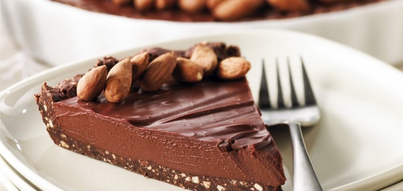 Tarte au chocolat noir et au tofu sur croquant d'amandes