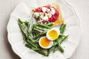 Fontaine Santé POACHED EGGS & GREEN BEANS WITH BEET HUMMUS TOAST